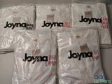 six t-shirts blancs portant l'inscription « Joyna »