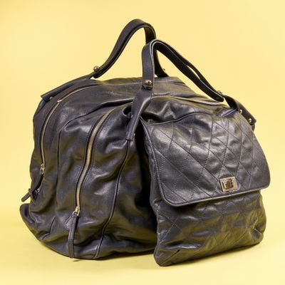 sac de voyage en cuir sur fond jaune