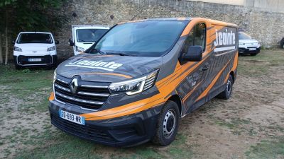 une camionnette garée dans l'herbe près d'un immeuble