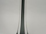 un vase en verre posé sur une table