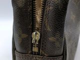a close up of the zipper of a louis vuitton bag