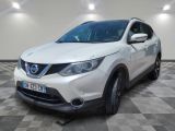 le nissan qx - v blanc est garé sur un sol en damier