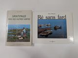 deux livres accrochés au mur d'une pièce