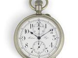 un gros plan d'une montre de poche sur fond blanc
