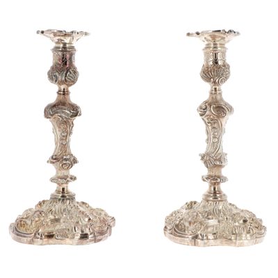 PAIRE DE FLAMBEAUX En argent moulé, appliqués d'un riche déc… - Photo 1