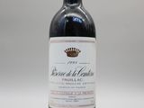 une bouteille de vin rouge posée sur une table blanche