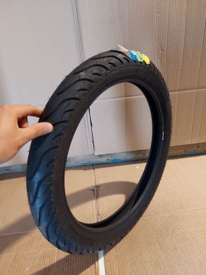 une personne qui tient un pneu à la main