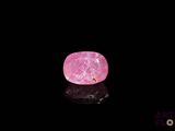 gros plan d'un diamant rose sur une surface noire