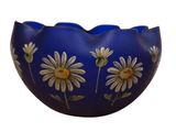 un bol bleu décoré de marguerites peintes