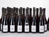 des bouteilles de vin sont alignées sur une table