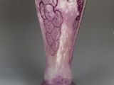 vase en verre violet orné d'un motif de raisins
