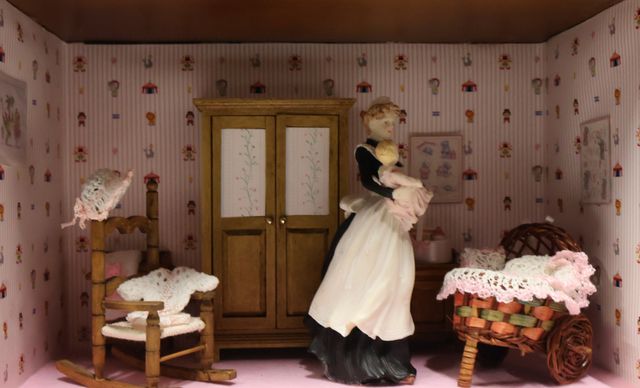 Diorama. Composition miniature, dans une vitrine en bois, vitre e...