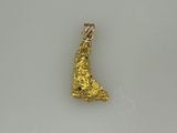 Le pendentif est en feuille d'or et comporte un petit trou au milieu.