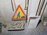 une photo d'une salle de bains avec des toilettes et un panneau posé au sol