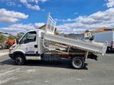un camion blanc garé sur le parking