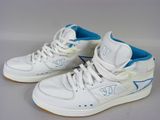 baskets montantes blanches et bleues, avec des finitions bleues sur une base blanche