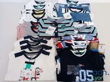un grand nombre de t-shirts posés sur une table