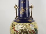 un vase bleu orné d'un motif doré et rouge