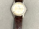 une image d'une montre-bracelet avec un bracelet en cuir marron