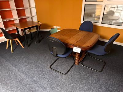 une table et des chaises dans une pièce aux murs orange