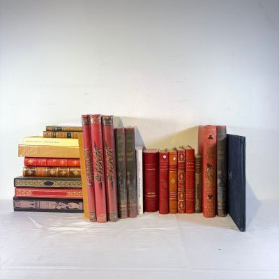 un grand nombre de livres posés sur une table
