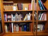 une étagère contenant de nombreux livres dans une pièce