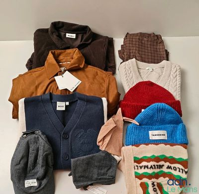 un tas de vêtements et un chapeau posés sur une table