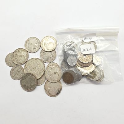 beaucoup de pièces dans un sac sur la table