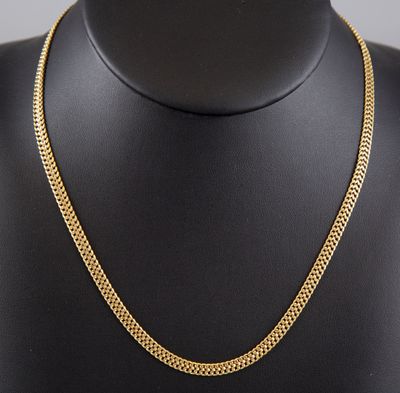 un collier à chaîne en or sur un mannequin mannequin mannequin mannequin mannequin mannequin mannequin mannequin mannequin mannequin