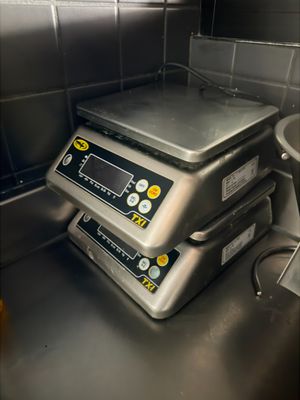 une balance numérique posée sur un comptoir en métal