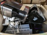 une boîte en carton remplie d'appareils électroniques et d'autres articles