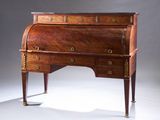 un bureau ancien muni de tiroirs et d'un plateau en marbre
