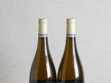 deux bouteilles de vin posées sur une table en bois