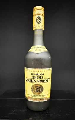Une vieille bouteille de rhum est posée sur une table