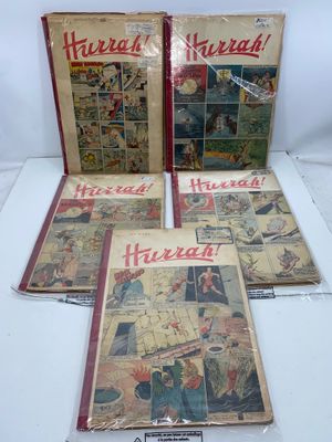 quatre bandes dessinées anciennes exposées sur une table