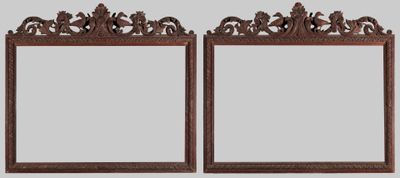 paire de miroirs anciens en bois, ornés de sculptures élaborées sur les côtés