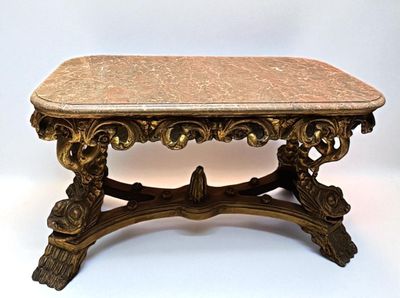 une table basse au plateau en marbre sur fond blanc