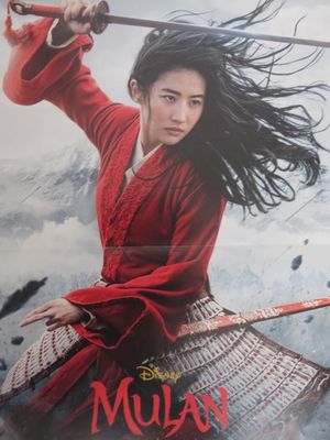 L'affiche du film « Mulan » est accrochée au mur.