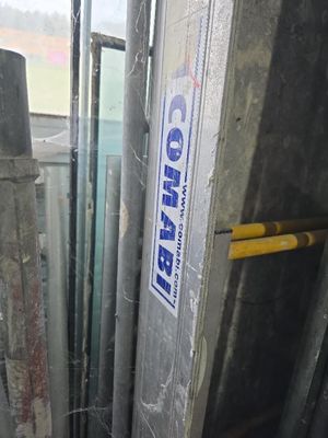 une pancarte apposée sur la porte d'un immeuble en cours de construction