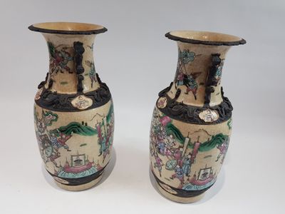 Paire de vases en grès à décor de scène de bataille - Nankin…