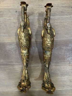 une paire de figurines anciennes en laiton représentant un homme et une femme
