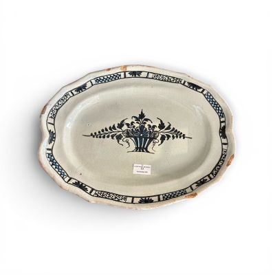 une assiette blanche ornée d'un motif en noir et blanc