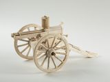 maquette en bois d'un canon sur fond blanc, avec un fond blanc