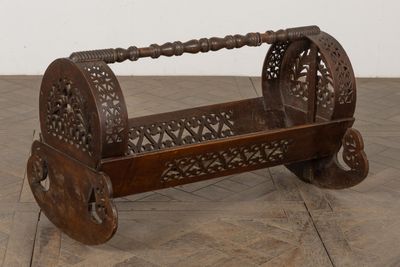 Berceau en bois sculpté et ajouré.