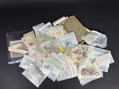 une pile de vieux timbres posée sur une table noire