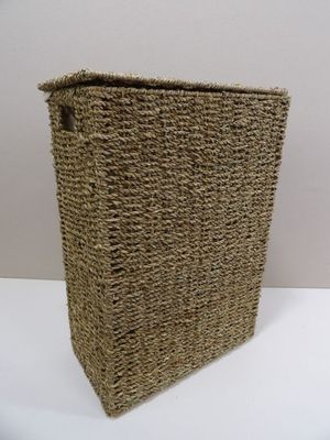 un gros plan d'un panier en osier posé sur une surface blanche