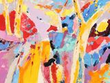une peinture abstraite représentant un groupe d'arbres aux couleurs vives
