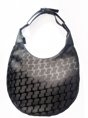 une image représentant un sac à main noir et gris sur fond blanc
