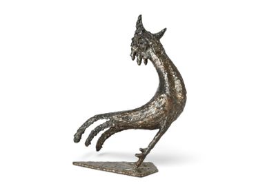 sculpture en bronze représentant un cheval sur un socle, sur fond blanc