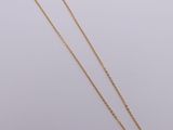 un collier à chaîne en or orné d'un pendentif en forme de cœur